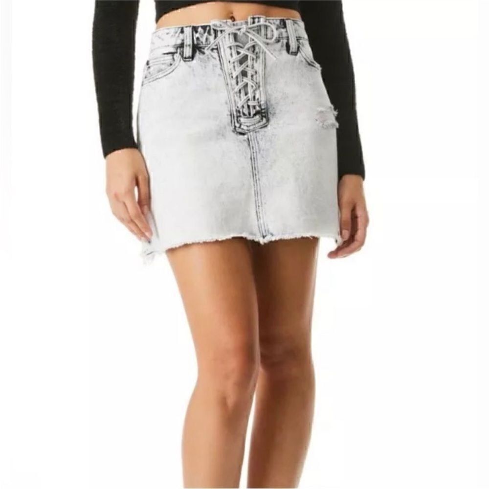 ALICE + OLIVIA NWT Raw-Edge Trim Mini Skirt
Washed Denim Size 24 (0)